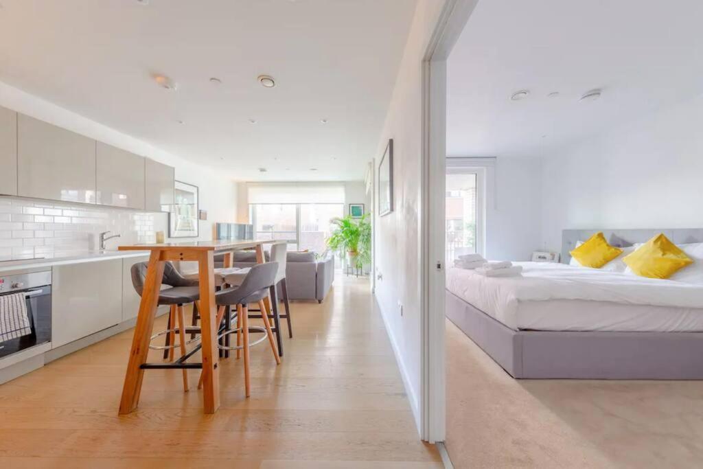 Superb 1 Bedroom Apartment 3Mins From Tube Station Londen Buitenkant foto