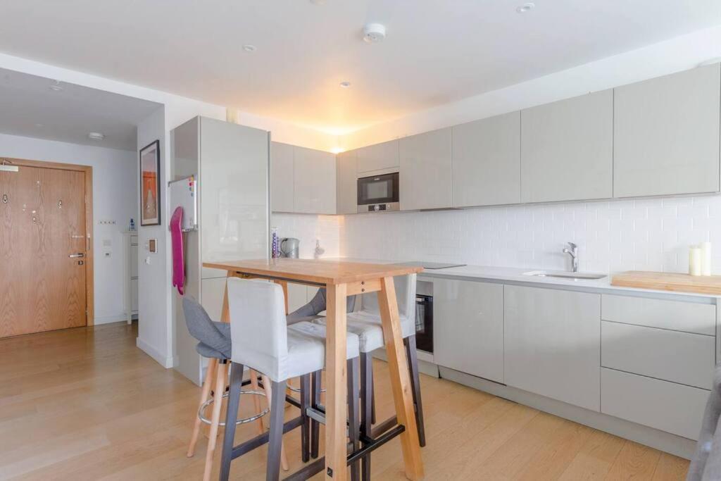 Superb 1 Bedroom Apartment 3Mins From Tube Station Londen Buitenkant foto