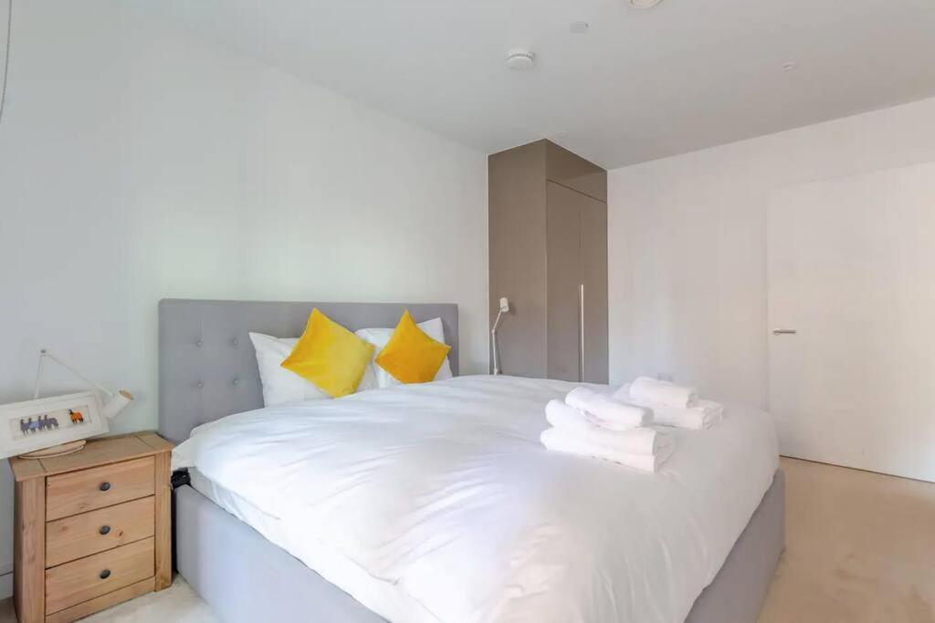 Superb 1 Bedroom Apartment 3Mins From Tube Station Londen Buitenkant foto