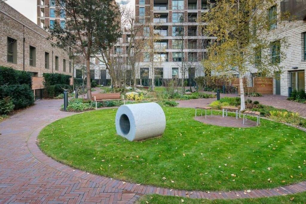 Superb 1 Bedroom Apartment 3Mins From Tube Station Londen Buitenkant foto