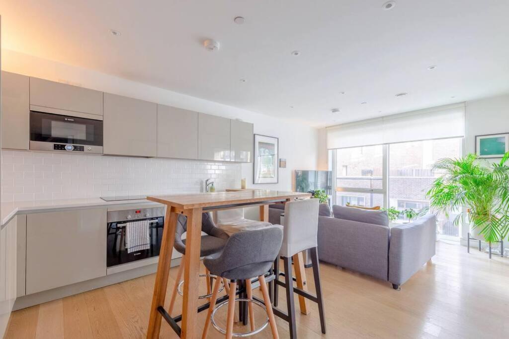 Superb 1 Bedroom Apartment 3Mins From Tube Station Londen Buitenkant foto