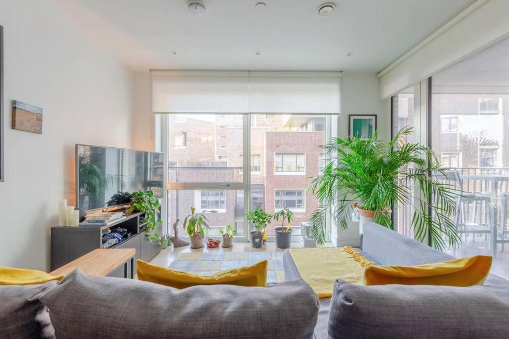 Superb 1 Bedroom Apartment 3Mins From Tube Station Londen Buitenkant foto