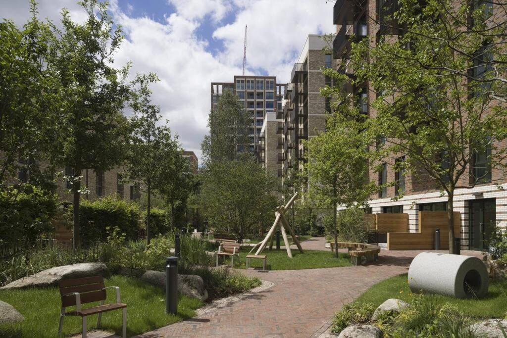 Superb 1 Bedroom Apartment 3Mins From Tube Station Londen Buitenkant foto