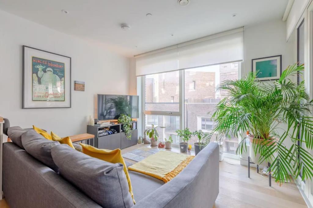 Superb 1 Bedroom Apartment 3Mins From Tube Station Londen Buitenkant foto