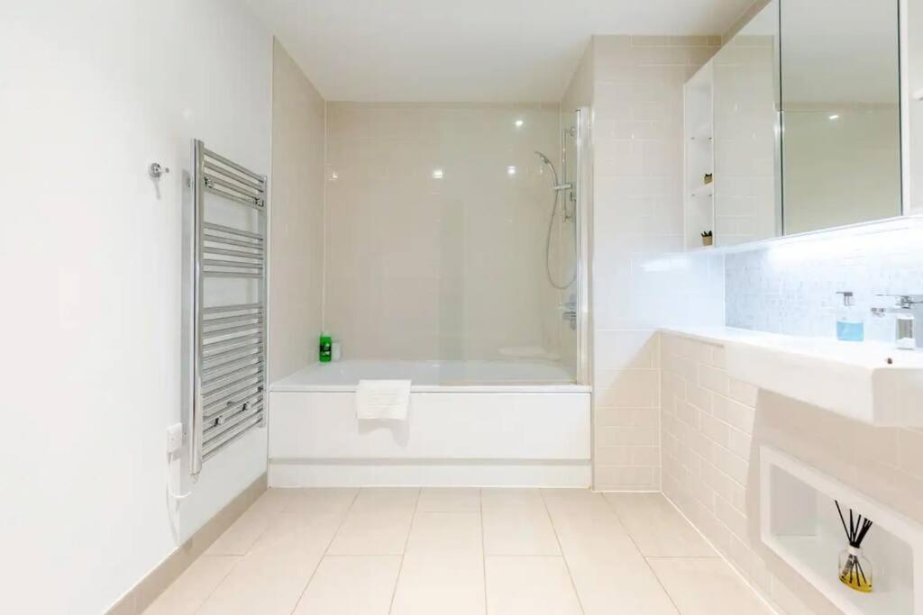 Superb 1 Bedroom Apartment 3Mins From Tube Station Londen Buitenkant foto