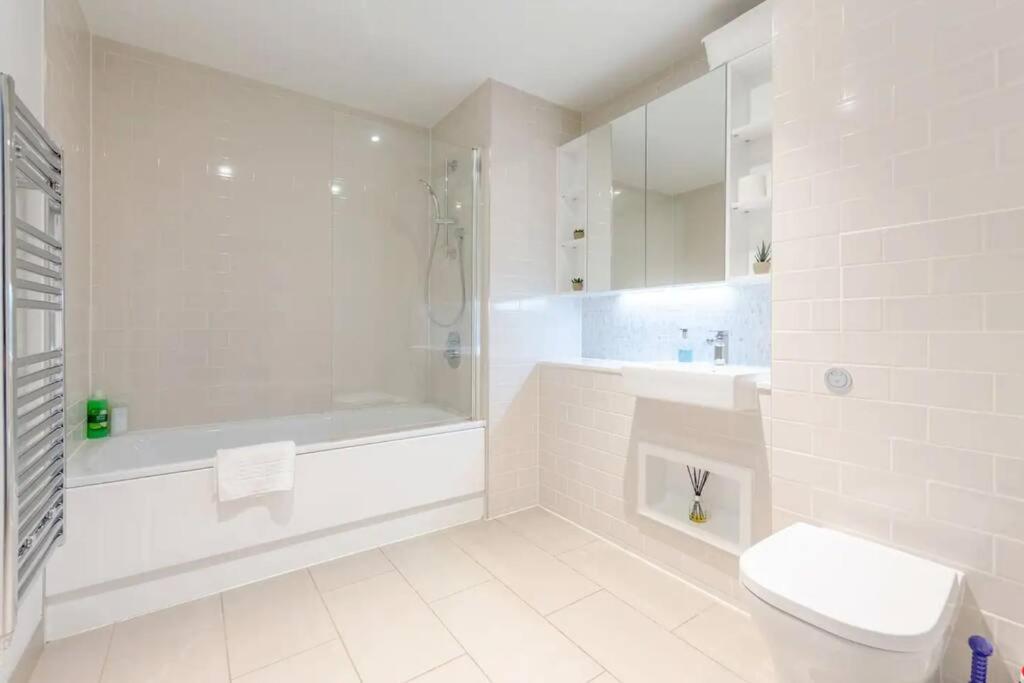 Superb 1 Bedroom Apartment 3Mins From Tube Station Londen Buitenkant foto